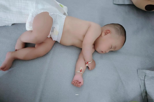 嘉鱼宝宝胳膊上起红疙瘩